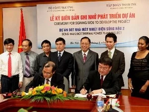 La cérémonie de signature du mémorandum entre le groupe malaisien Toyo-Ink et le ministère de l'Industrie et du Commerce. Photo : Ngoc Ha/VNA