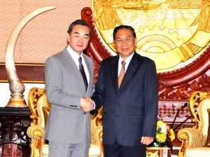 Le président Chummaly Saynhasone reçoit le ministre chinois des Affaires étrangères Wang Yi. Photo : Hoang Chuong/VNA
