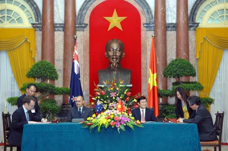 Le président Truong Tan Sang et le Gouverneur général de Nouvelle-Zélande, Jerry Mateparae assistent à la signature du Programme d’action Vietnam-Nouvelle-Zélande. 