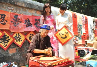 De nombreux Vietnamiens -qu'importe leur classe sociale- demandent, à l’occasion du Têt, une calligraphie. Photo : VNA