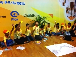 Les enfants participent aux discussions lors du Forum national des enfants 2013. (Photo: Hong Kieu/VNA)