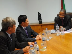 Le ministre des AE Pham Binh Minh et le ministre mozambicain des Affaires étrangères et de la Coopération Odemiro Baloi (Photo: Minh Duc/Vietnam+)