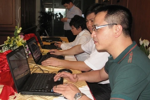 D’après la Bkav, au Vietnam, les dégâts causés par les virus informatiques se chiffrent à environ 559 milliards de dôngs/mois. Photo : Van Duc/VNA