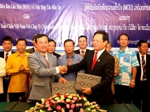 La cérémonie de signature du mémorandum de coopération dans la construction d'un complexe balnéaire de luxe sur l'île de Tuan Chau - Ha Long (Photo: Hoang Chuong/Vietnam+)