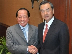 Le vice-Premier ministre du Cambodge Hor Namhong et le ministre chinois des Affaires étrangères (AE) Wang Yi. (Source: news.xinhuanet.com)
