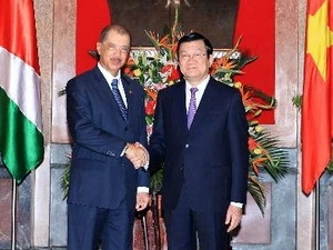 Le président Truong Tan Sang et son homologue seychellois, James Alix Michel. (Photo: Nguyen Khang/VNA)