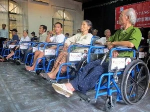 La remise des fauteils volants aux personnes handicapés de la province de Khanh Hoa. Photo : VNA 
