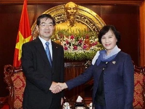 La vice-présidente de l'AN Nguyen Thi Kim Ngan reçoit le président de l'IM Japan Kyoei Yanagisawa. Photo : VNA