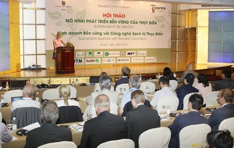 Séminaire intitulé "Le commerce durable avec les technologies vertes de la Suède", à Hanoi. Photo : Thê Duyêt/VNA