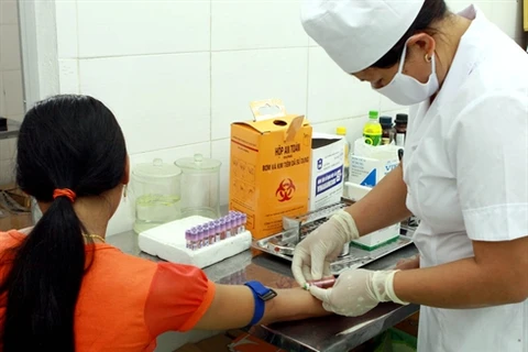 Soins d'une patiente infectée par le VIH. Photo : Duong Ngoc/VNA