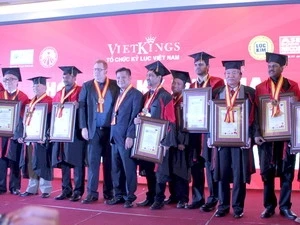 Les détenteurs de records vietnamiens se sont vu décernés des doctorats honoris causa. Photo : VNA