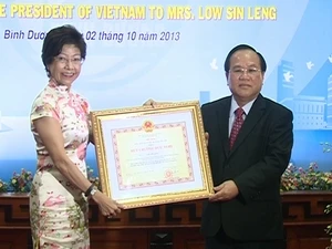 Low Sin Leng, co-présidente du Conseil d'administration de VSIP et le président du Comité populaire de Binh Duong. (Photo:Duong Chi Tuong/Vietnam+)