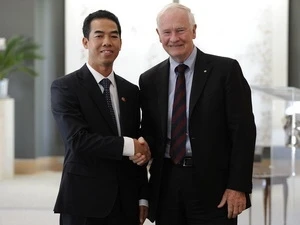 Le gouverneur général du Canada, David Lloyd Johnston et l'ambassadeur du Vietnam Tô Anh Dung (Source: VNA)