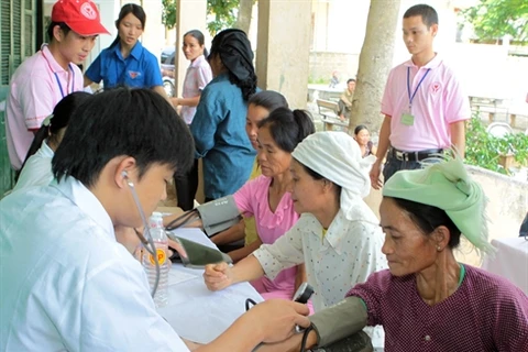 Consutlations médicales à des personnes âgées en situation difficile dans la province de Son La (Nord). Photo : Dinh Trân/VNA
