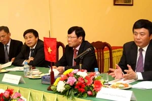 La délégation vietnamienne lors d'une séance de travail. (Source: VNA)