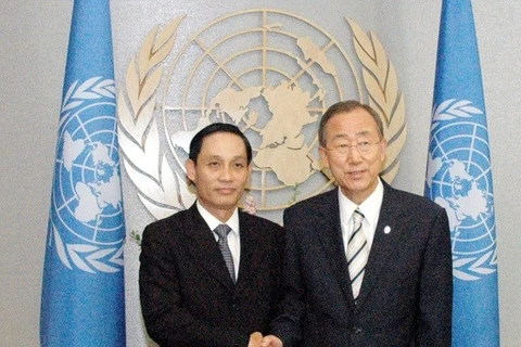 L'ambassadeur Le Hoai Trung et le secrétaire général de l'ONU Ban Ki-Moon. Photo : VNA
