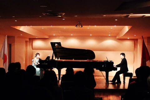 La pianiste japonaise Airi Katada et le pianiste vietnamien Nguyễn Lê Bình Anh(Photo: Hữu Thắng/Vietnam+).