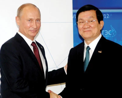 Les présidents Truong Tân Sang et V. Poutine au 20e Sommet de l'APEC à Vladivostok, en Russie (photo: SGGP)