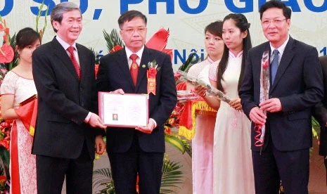 Dinh The Huynh remet le titre du professeur aux scientifiques. Photo: VA
