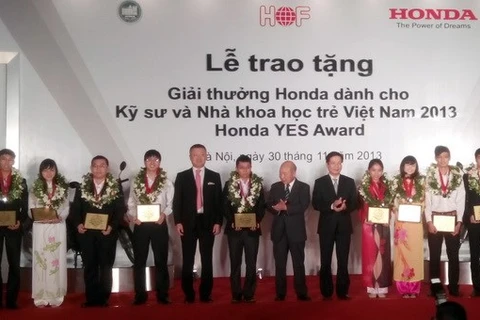 Les dix jeunes vietnamiens reçoivent le prix Honda YES Award 2013. Photo : VNA