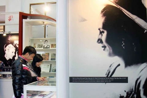 Exposition photographique intitulée "Eva Peron-Ambassadrice de la paix" . (Photo: Thanh Tung/VNA)