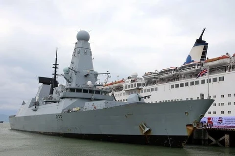 Le destroyer Daring de la Marine royale britannique a jeté l'ancre mercredi au port de Tien Sa. Photo : VNA