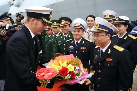 Les responsables de la Marine du Vietnam accueillent le capitaine du destroyer Daring. (Photo: Tran Le Lam/VNA)