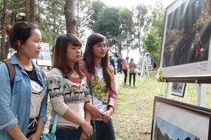 Les visiteurs de l'exposition photographique sur les patrimoines. (Source: VNA) 