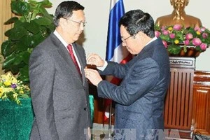 Le vice-PM et ministre des AE, Pham Binh Minh a décerné l'Ordre de l'amitié à l'ambassadeur thaïlandais Anuson Chinvanno. Photo : VNA