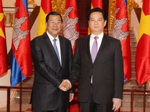 Le Premier ministre vietnamien Nguyen Tan Dung (droite) et son homologue cambodgien Hun Sen. (Source: VNA)