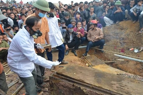 Le Pr-Dr Nguyên Lân Cuong (gauche) lors des fouilles de la tombe (Source: VNA)