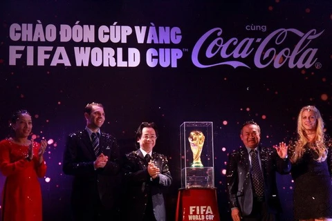 Le trophée de la Coupe du Monde de la FIFA arrive au Vietnam. (Photo: Minh Chien/VNA)