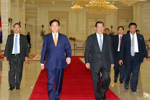 Le PM Nguyen Tan Dung et son homologue cambodgien Hun Sen participent à la Conférence de coopération et d'investissement Vietnam-Cambodge.