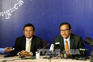 Les leaders du CNRP, Sam Rainsy (droit)