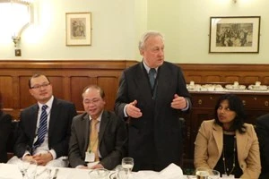 Le président exécutif du réseau Vietnam-Royaume-Uni, M.Ben Chapman à un banquet mercredi à Londres. Photo : VNA