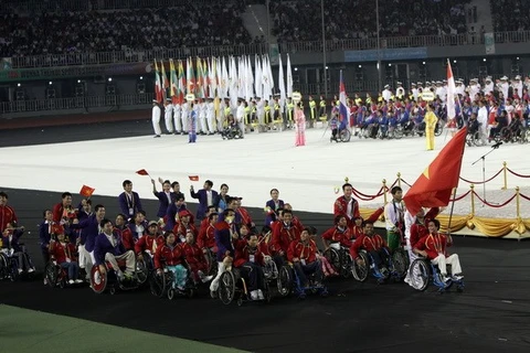La délégation vietnamienne lors de la cérémonie de clôture des 7es Jeux sportifs d'Asie du Sud-Est pour handicapés (Source: VNA)
