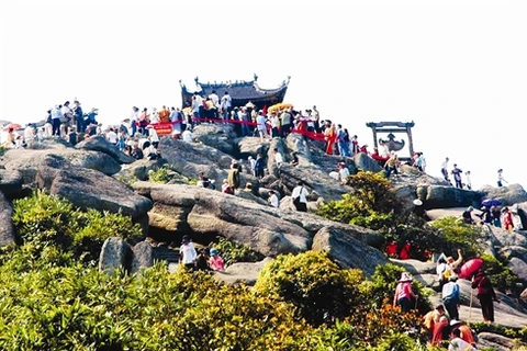 La fameuse pagode de bronze au sommet du mont Yên Tu, à plus de 1.000 m d’altitude (Source: VNA)