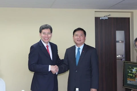 Le ministre des Communications et des Transports Dinh La Thang et le ministre singapourien des Transports Lui Tuck Yew. Photo : VNA