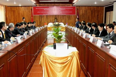 Séance de travail entre la délégation de l'Audit d'Etat du Vietnam avec des responsables de l'Audit d'Etat du Laos. Photo : VNA