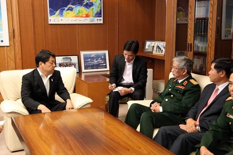 Le général Nguyen Chi Vinh a été reçu par le ministre japonais de la Défense Itsunori Onodera. Photo: VNA