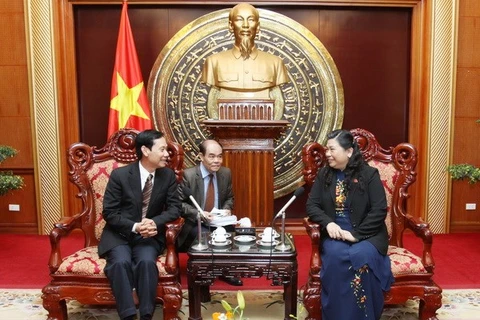 La vice-présidente de l’AN vietnamienne, Mme Tong Thi Phong et le président de la Commission des Affaires culturelles et sociales, M. Phonethep Phonlsena (Source: VNA)