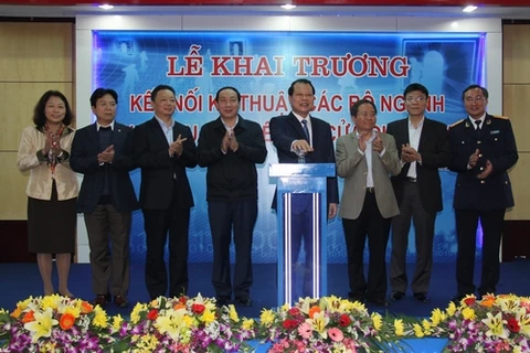 Le vice-Premier ministre Vu Van Ninh à la cérémonie de lancement de la la mise en place du guichet unique national. Source de photo: internet.