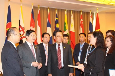 Le ministre de l’Industrie et du Commerce, Vu Huy Hoàng, et des participants en marge de AEM Retreat 20. (Source: VNA)