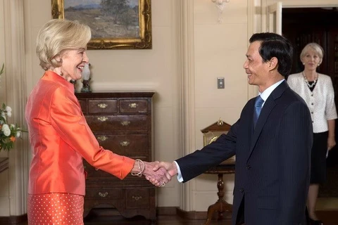 L'ambassadeur du Vietnam, Luong Thanh Nghi et le gouverneur général d'Australie, Mme Quentin Bryce. (Photo : Internet)