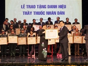 Le président Truong Tan Sang a décerné le titre de ''médecin du peuple'' à 67 personnes. Photo : VNA