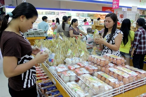 Selon l'enquête de Nielsen, 74% des Vietnamiens disent surveiller de près leurs dépenses une fois avoir acheté les produits de première nécessité. Photo : VNA
