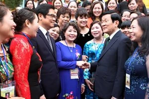 Le président Truong Tan Sang et les femmes entrepreneuses exemplaires titulaires de la coupe "Rose d'or" 2013. Photo : VNA