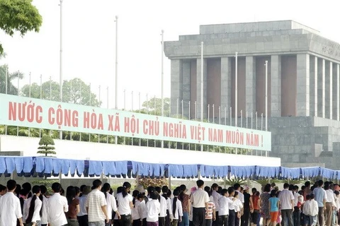 Les visiteurs se sont rendus au mausolée du Président Hô Chi Minh. Photo : VNA
