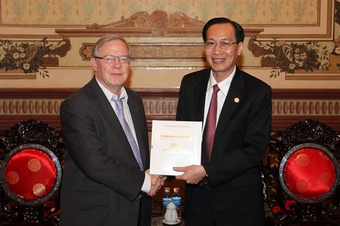Le vice-président du Comité populaire de HCM-Ville, Le Thanh Liem, remet un cadeau au maire adjoint de Lyon, Gilles Buna. Photo : VNA