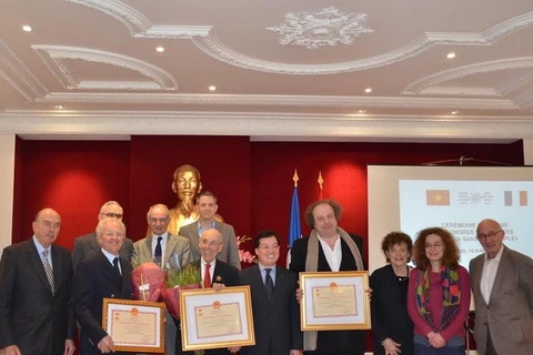 L’ambassadeur du Vietnam en France, Duong Chi Dung a remis le 18 mars à Paris l’Insigne “Pour la santé du peuple” à un professeur français et aux représentants de deux autres professeurs et docteurs français. Photo : VNA